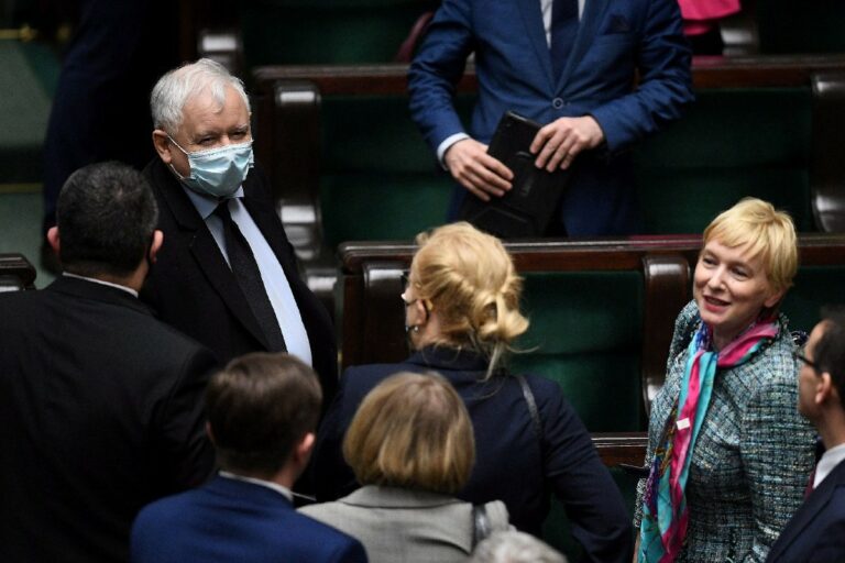 Elsöprő többséggel újrázott Kaczynski a lengyel kormánypárt élén