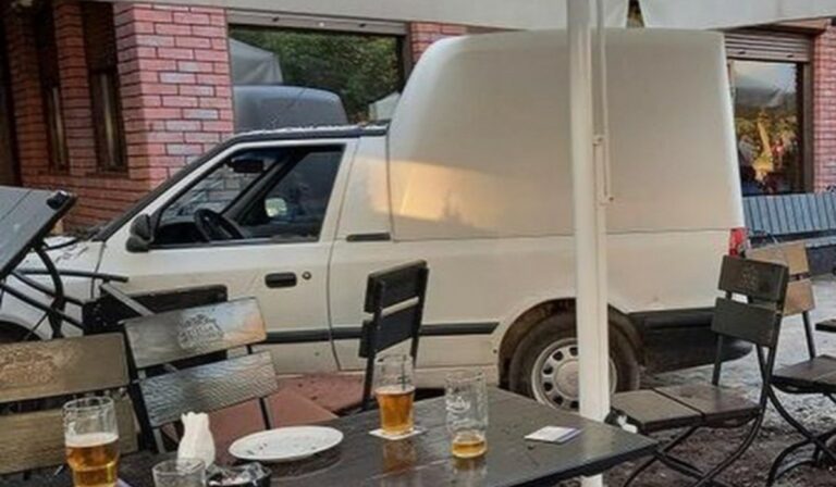 Pizzéria teraszára hajtott egy autó Ungváron