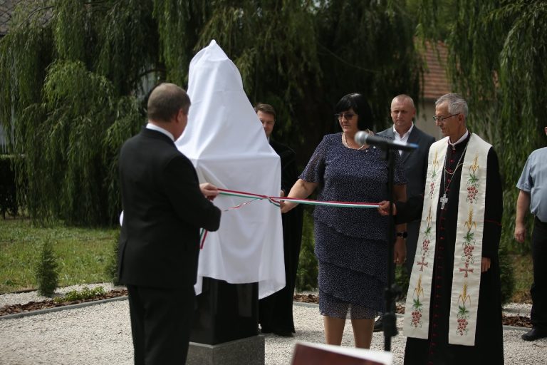 Szent István-szobrot avattak Mezőkaszonyban