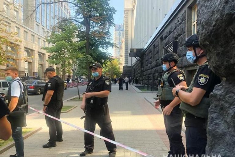 Kézigránát felrobbantásával fenyegetőzött egy férfi Kijevben