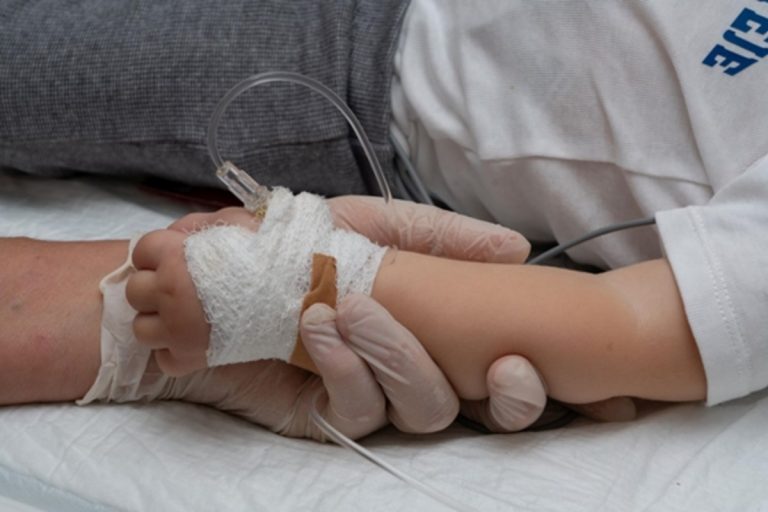 Ukrajnában négyhónapos kisfiú halt bele a koronavírus-fertőzés szövődményeibe