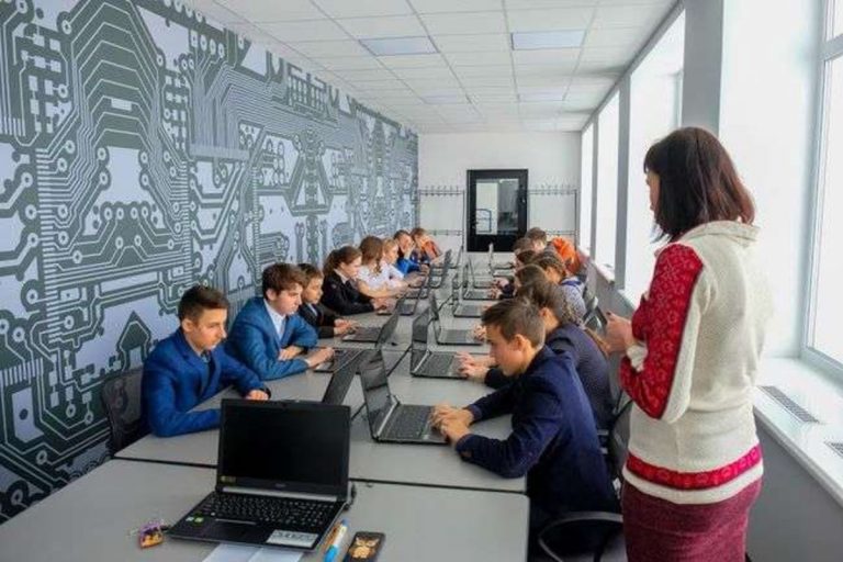 Számítógépeket nyerhetnek a beoltott pedagógusok iskoláik számára