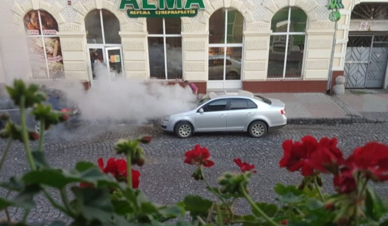 Kigyulladt egy autó Munkácson