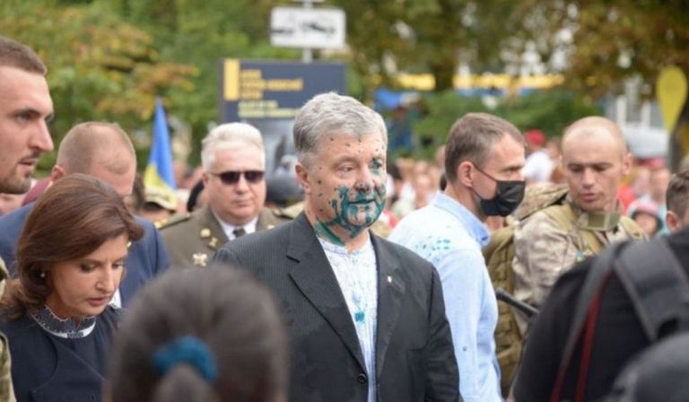 Leöntötték Porosenkót a függetlenség napi ünnepségen Kijevben