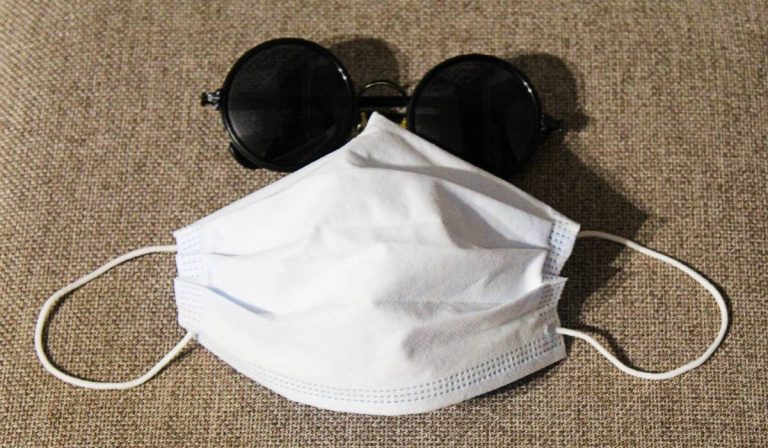 szájmaszk napszemüveg