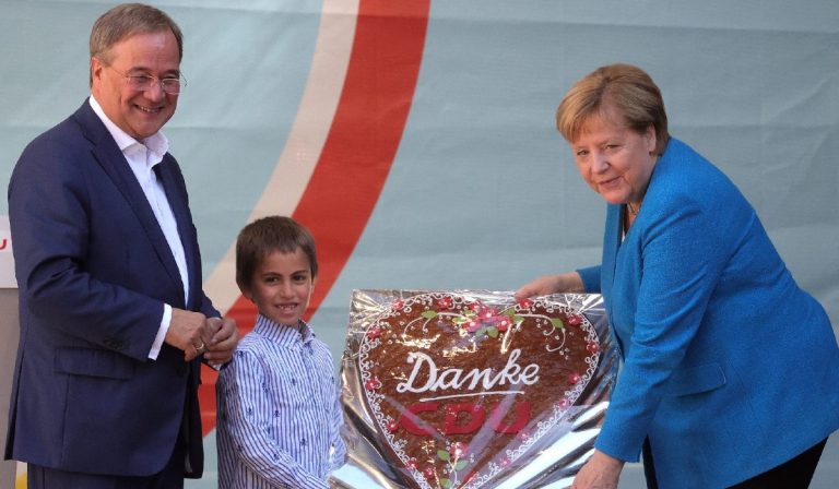 Megható módon búcsúztatták a leköszönő kancellárt, Angela Merkelt
