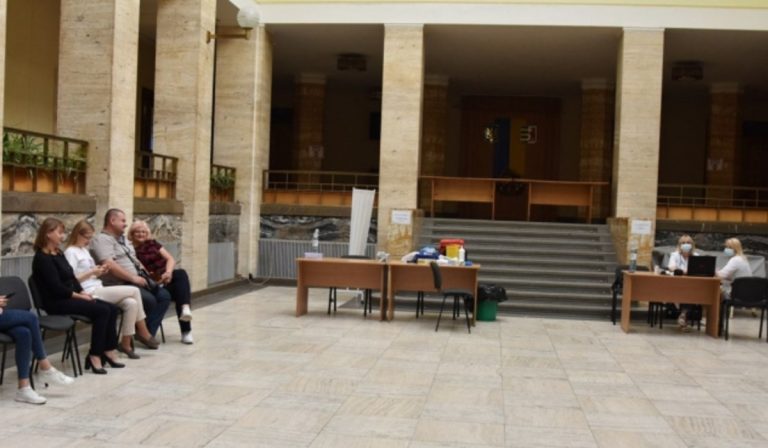 Oltási központ nyílt a megyei tanács épületében