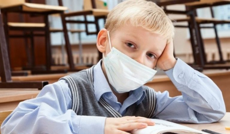 Jövő héttől távoktatásra térhetnek át az iskolák Ukrajnában
