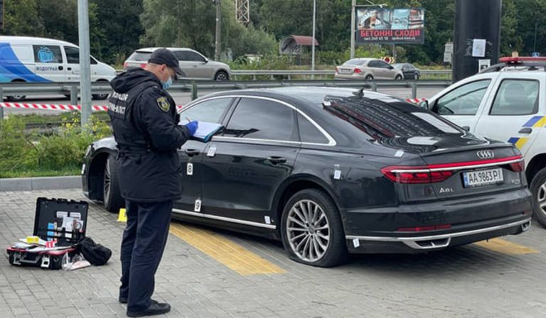 Rálőttek az ukrán elnök főtanácsadójának autójára