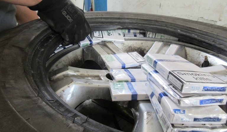 Autógumiba rejtették a csempészcigarettát