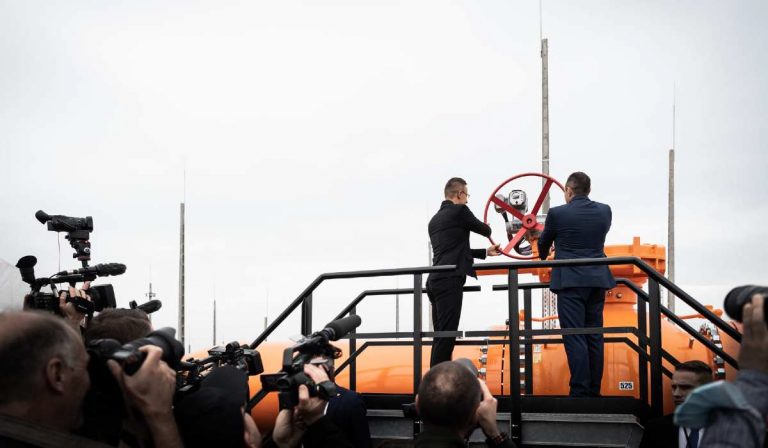 Szijjártó: ideológiával és politikai nyilatkozatokkal nem lehet fűteni a magyar otthonokat