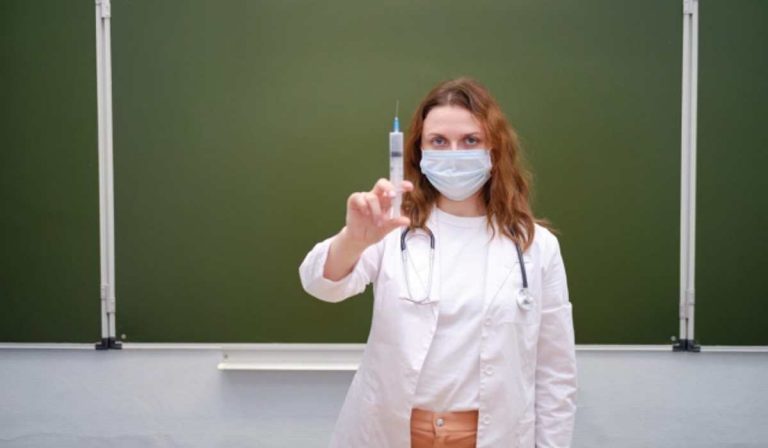 Az iskolákban dolgozók több mint 88%-a megkapta az első adag oltást