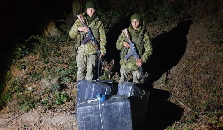 Ötezer doboz cigarettát hagytak hátra a csempészek a Tiszánál