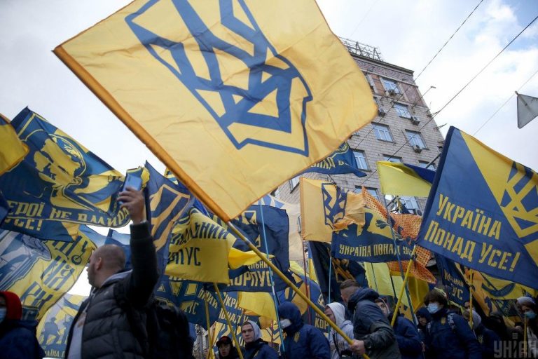 Mintegy tízezren vonultak fel Kijevben Ukrajna védőinek napján