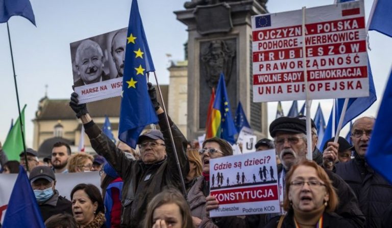 Varsóban tüntettek a lengyel és az uniós jog viszonyáról szóló alkotmánybírósági döntés miatt