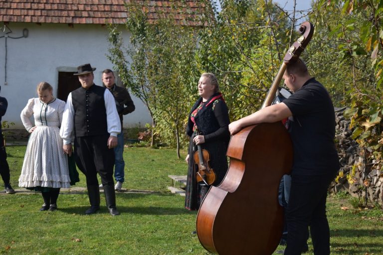 Szüreti foglalkozással indult a Nagyberegi Tájház őszi-téli programsorozata