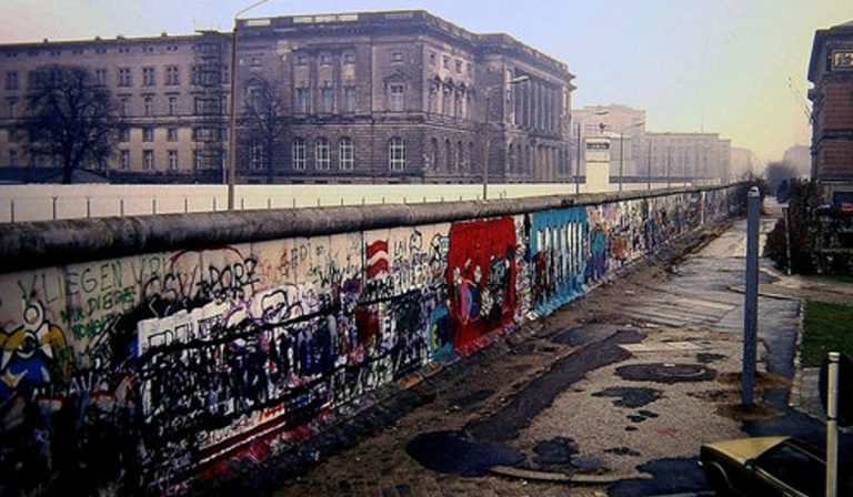 35 éve omlott le a berlini fal