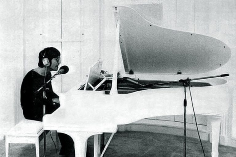 81 éve született John Lennon, a legendás Beatles együttes tagja