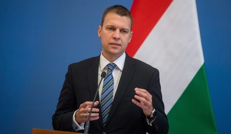 Menczer: elfogadhatatlan Ukrajna kőolajvezetékkel kapcsolatos fenyegetése
