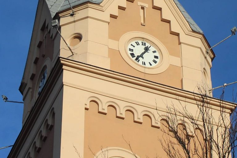 óra templom torony