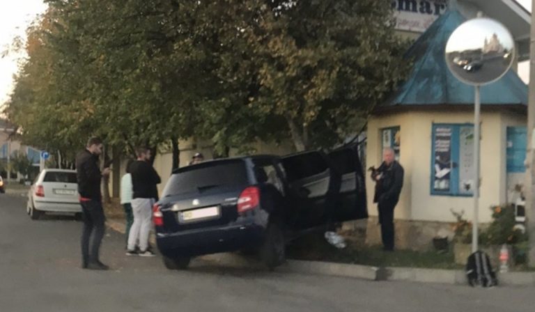 Fának csapódott egy autó Munkácson