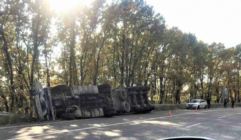 Felborult egy kamion a Beregszászi járásban