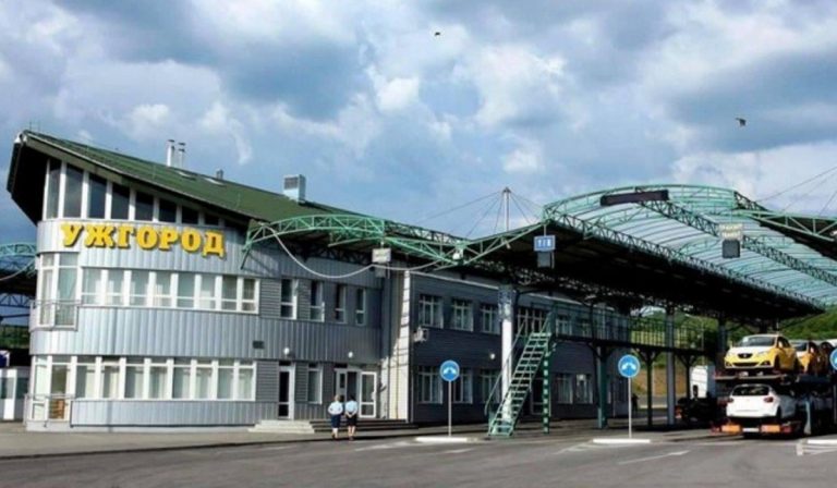 Ingyenes buszjárat indul Munkácsról az ungvári határra