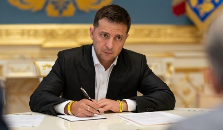 Zelenszkij aláírta az oligarchatörvényt