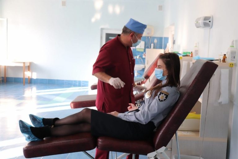 A véradás fontosságára hívják fel a figyelmet a kárpátaljai rendőrök