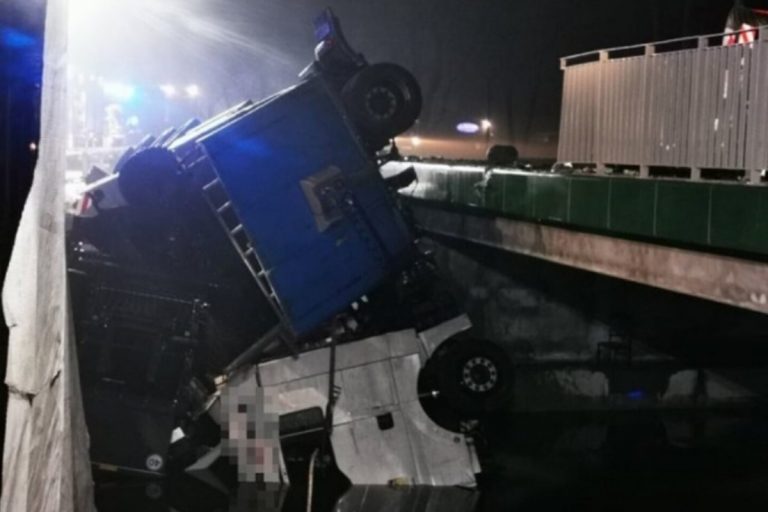 Ukrán kamionos hajtott folyóba Lengyelországban