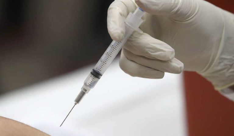 Közel 19 ezren kaptak vasárnap koronavírus-oltást Ukrajnában