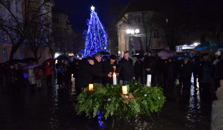 A harmadik gyertya is ég a beregszászi adventi koszorún