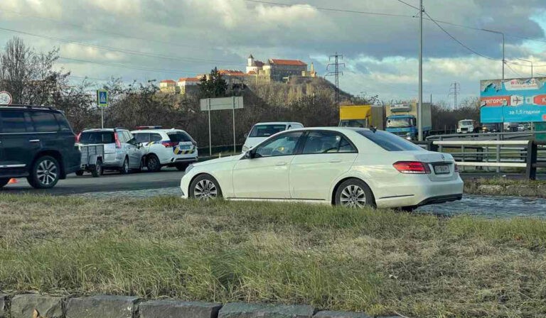 Rendőrautó ütközött egy személygépkocsival Munkácson
