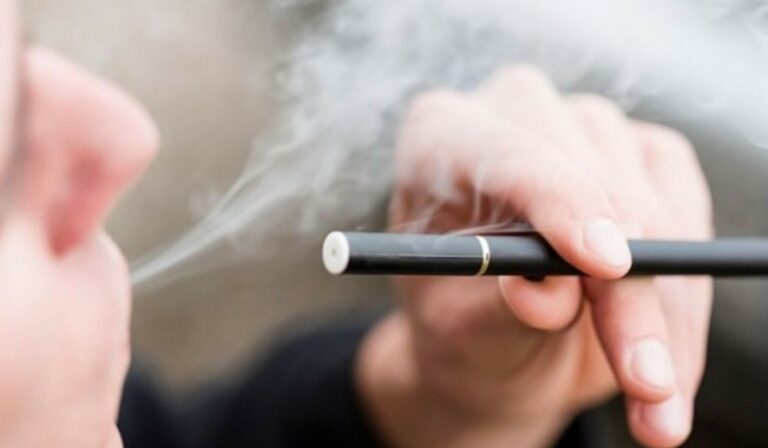 Száműzik az e-cigarettát a közterületekről Ukrajnában