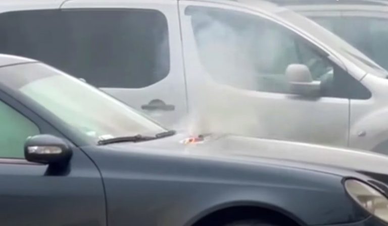 Kigyulladt egy autó az ungvári piacon