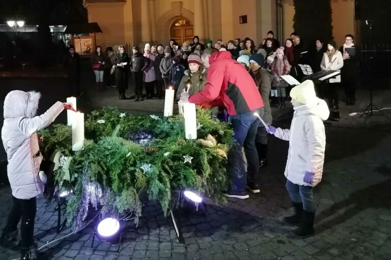 Meggyújtották advent negyedik gyertyáját Beregszász főterén