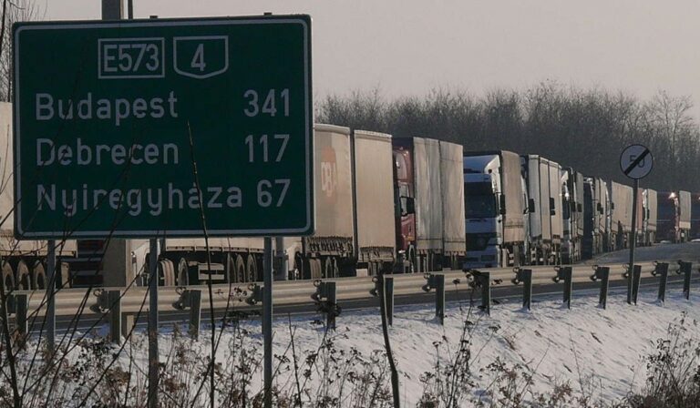 A záhonyi határátkelőhelyen hétórás a várakozási idő a teherforgalomban