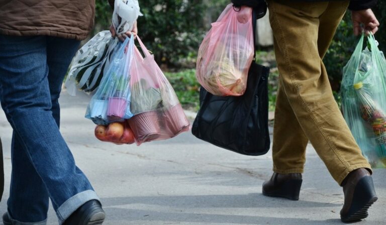 Betiltják a műanyag zacskók ingyenes forgalmazását Ukrajnában