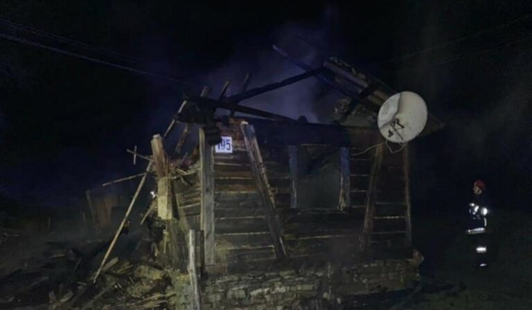 Tűzben vesztette életét egy idős nyugdíjas a Rahói járásban