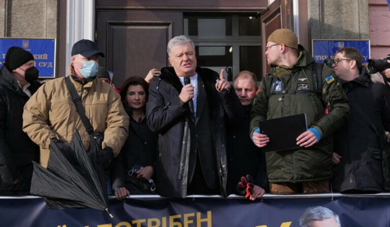 Szabadlábon védekezhet a hazaárulással meggyanúsított Porosenko