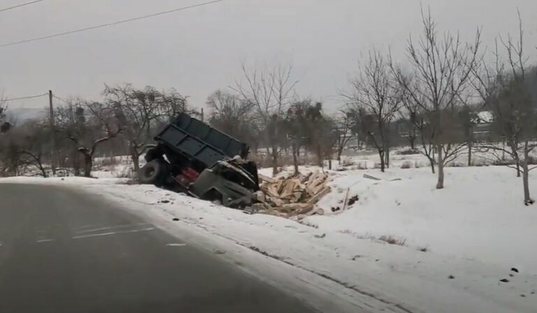Árokba csúszott egy teherautó Munkácson