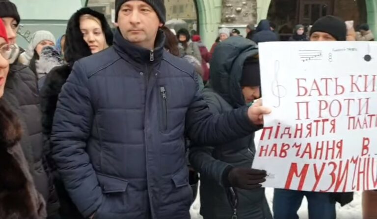 A művészeti iskolák tandíjemelése ellen tüntettek Munkácson