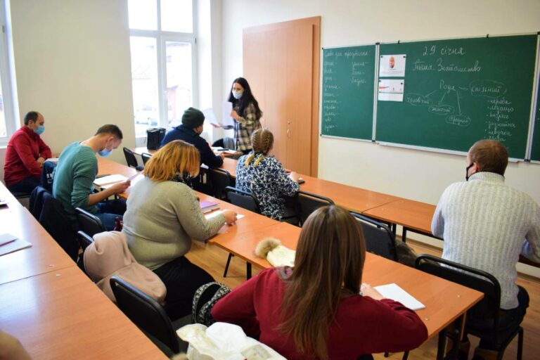Ismét megkezdődtek a Kárpátalja-szerte megvalósuló magyar és ukrán nyelvtanfolyamok