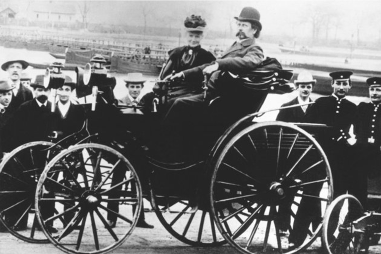 Menet közben kellett a benzint töltögetni Carl Friedrich Benz első automobiljába
