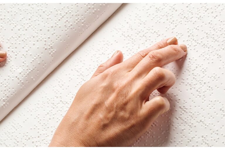 Braille-írás világnapja – A PTE szerint fontosak az időben elkezdett szemészeti vizsgálatok