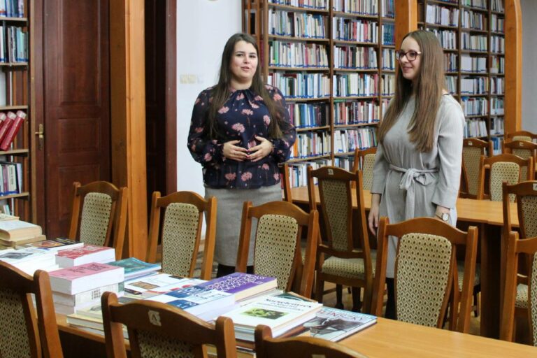 Könyvadománnyal érkezett Kárpátaljára a HÖOK