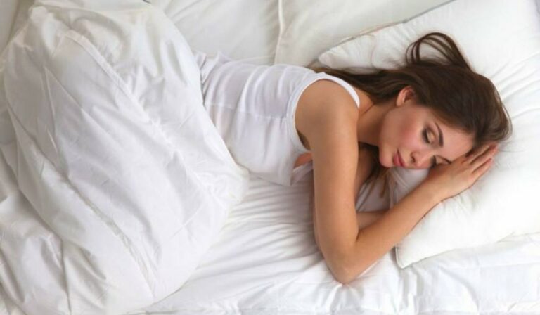 Hanyatt fekve vagy oldalt aludni egészségesebb?