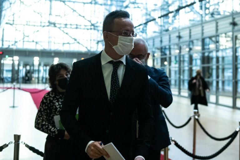 Szijjártó: Magyarország ellenzi az ukrajnai helyzet élezését