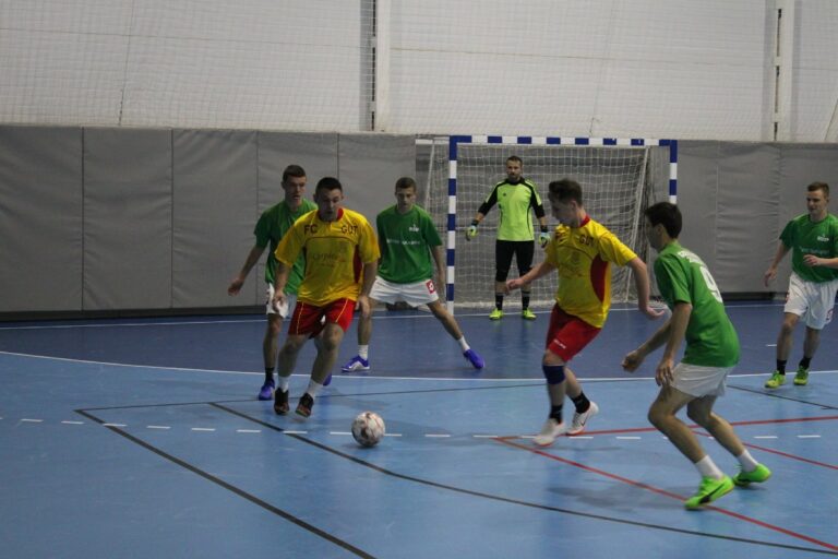 Futsal: győztek az éllovasok, kikaptak a főiskolások