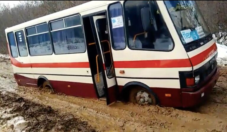 Sárba ragadt egy busz a Munkácsi járásban